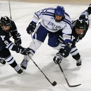 kaiyun app下载-足球巨星的十五连败与湖人教练的危机，体育压力下的双重风暴，绿茵连败与紫金危机，体育界的两面风暴